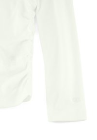 Maglia bianca a maniche lunghe con dettagli arricciati sui lati e un piccolo logo ricamato all'orlo. Tessuto morbido e leggero, design aderente.