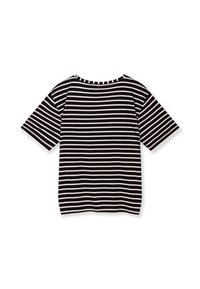 Camiseta de manga corta a rayas horizontales en blanco y negro con escote redondo, presentada de forma plana sobre un fondo blanco.