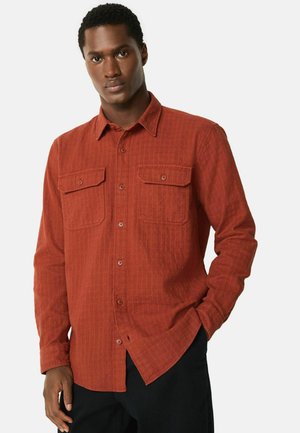 Hemd in Rostfarbe aus strukturiertem Stoff mit Knöpfen, zwei Brusttaschen und langen Ärmeln in legerer Passform.