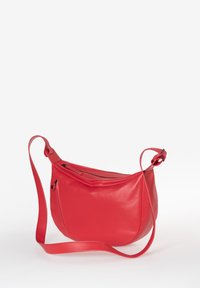 Borsa a spalla in pelle rossa con design curvo, tracolla regolabile, chiusura con zip e tasca esterna, caratterizzata da una superficie liscia.