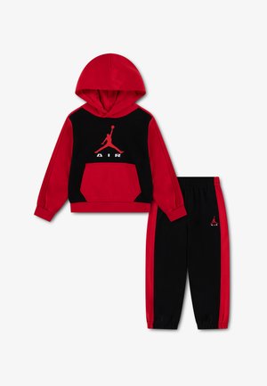 Dziecięcy dres dwuczęściowy z czerwoną i czarną bluzą z kapturem oraz spodniami, oba z białym logo Air Jordan i napisem „AIR”.