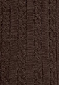 Tissu en maille marron présentant un motif en cable avec des torsions surélevées, mettant en valeur la texture et la profondeur dans un design cohérent.