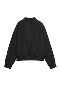 Veste bomber noire avec une texture lisse et brillante, des poignets et un ourlet côtelés, et un design classique ; elle présente un col montant et des épaules tombantes.
