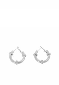 Srebrne kolczyki koła o gładkim, błyszczącym wykończeniu. Posiadają teksturowane złącze i bezpieczne zapięcie zatrzaskowe.