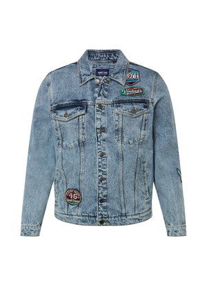 Helle blaue Jeansjacke mit Knopfverschluss, zwei Brusttaschen und mehreren bunten gestickten Patches auf der Vorderseite und den Ärmeln.