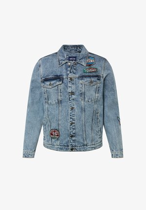 Lyseblå denimjakke med knaplukning fortil, to brystlommer og flere farverige broderede lapper på fronten og ærmerne.