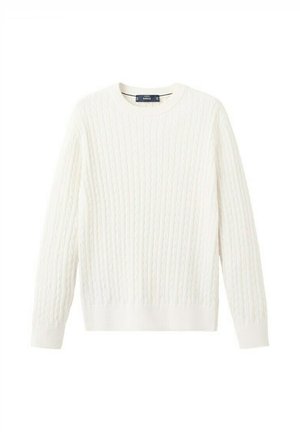 Witte kabelgebreide trui met lange mouwen, ronde halslijn en geribde boorden en zoom, plat liggend met duidelijk zichtbaar merkembleem aan de binnenkant van de kraag.