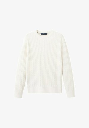 Witte kabelgebreide trui met lange mouwen, ronde halslijn en geribde boorden en zoom, plat liggend met duidelijk zichtbaar merkembleem aan de binnenkant van de kraag.