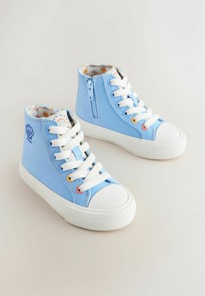 Blauwe hoge canvas sneakers met witte veters, een witte rubberen zool en een kleurrijke, patroonrijke binnenkant. Ritssluiting aan de zijkant.
