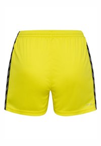 Männliche Sport Shorts, leuchtend gelb, elastischer Bund, schwarze Seitestreifen, leichtes Material, glatte Textur, kurze Länge.