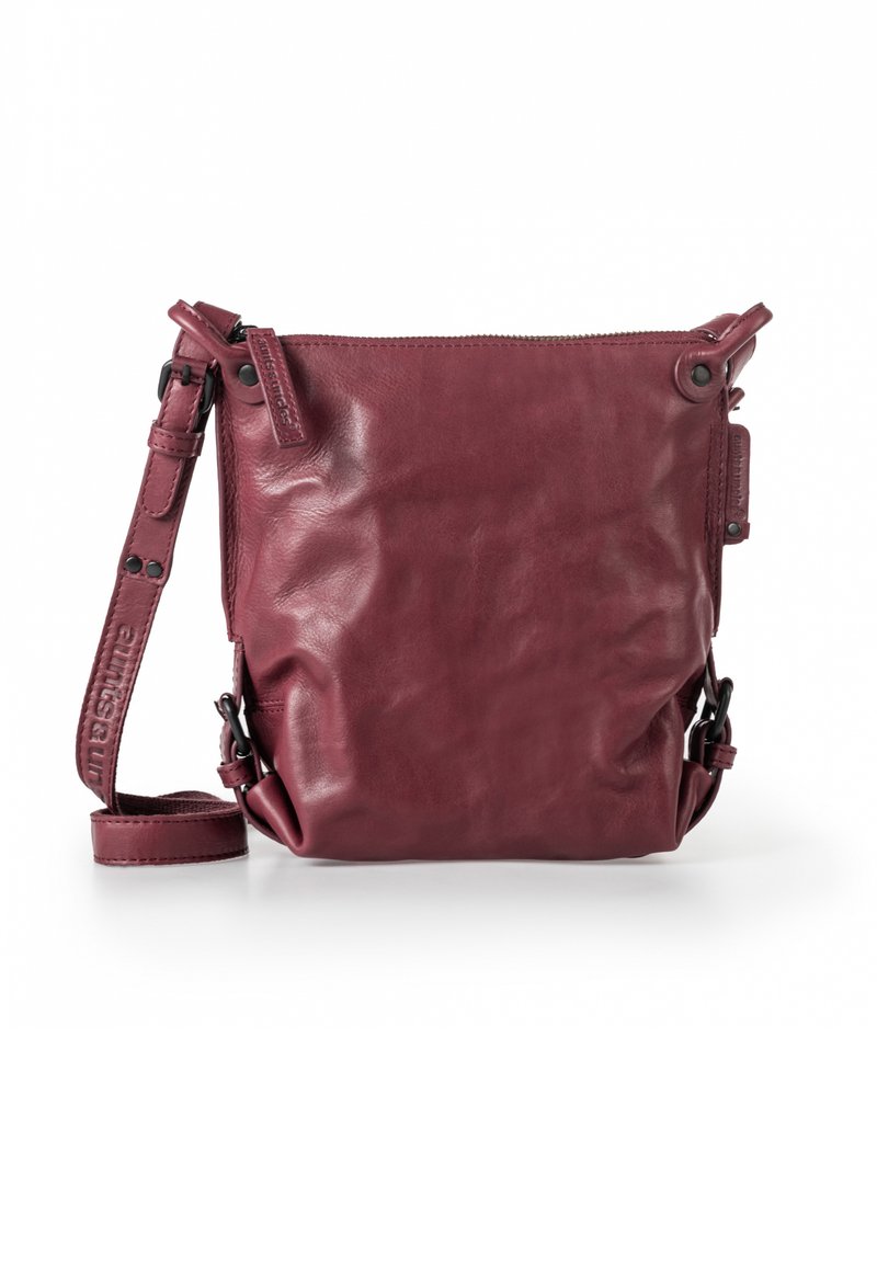Bordeaux leren crossbody tas met een ritssluiting, verstelbare schouderriem en geplooide textuur. Bevat zwarte accenten en subtiele branding.