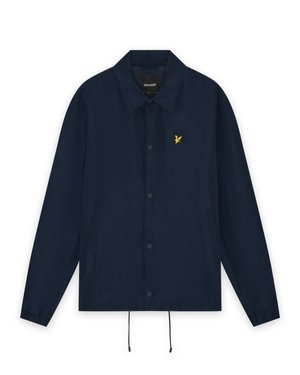 Tmavomodrá bunda na zapínanie na gombíky s golierom, elastickými manžetami, sťahovacou šnúrkou v páse, bočnými vreckami a malým žltým logom vtáka na ľavej strane hrudníka.