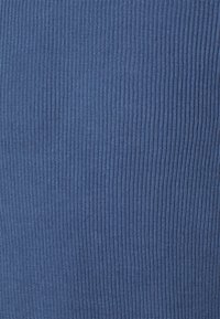 Blau gestreifter Stoff mit einem strukturierten Muster und einer weichen, dehnbaren Oberfläche, geeignet für eine Vielzahl von Bekleidungsstücken.