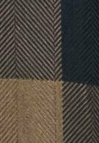 Geweven stof in een visgraatpatroon, met donkere blauwe, beige en bruine panelen. De textuur lijkt zacht en licht ruw.
