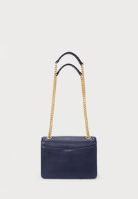 Borsa in pelle blu navy con una consistenza liscia, catene dorate e una forma rettangolare semplice. Presenta un logo in rilievo discreto.