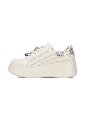 Beżowe sneakersy na platformie z perforowaną siateczką, metalicznym akcentem na pięcie oraz dekoracyjnymi sznurowadłami w odcieniach zieleni i fioletu.