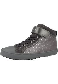 Zapatillas altas en gris oscuro con patrones de estrellas plateadas, que presentan una puntera de goma, cierre de cordones en la parte delantera y una correa de Velcro para un ajuste seguro.
