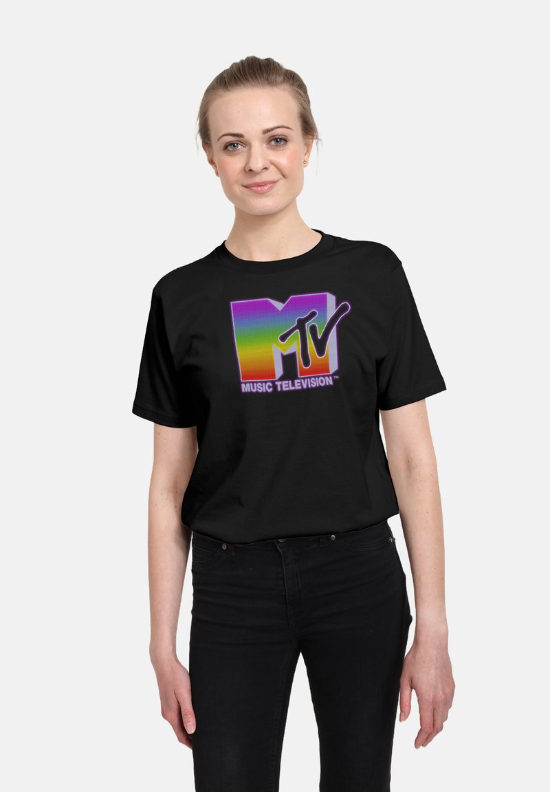 Camiseta negra con un logo de MTV multicolor y un efecto degradado. Manga corta y un ajuste relajado.