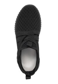 Schwarzer Sportschuh mit strukturiertem Strick-Obermaterial, elastischen Riemen und einer weißen Innensohle. Mit Zuglasche für einfaches An- und Ausziehen.