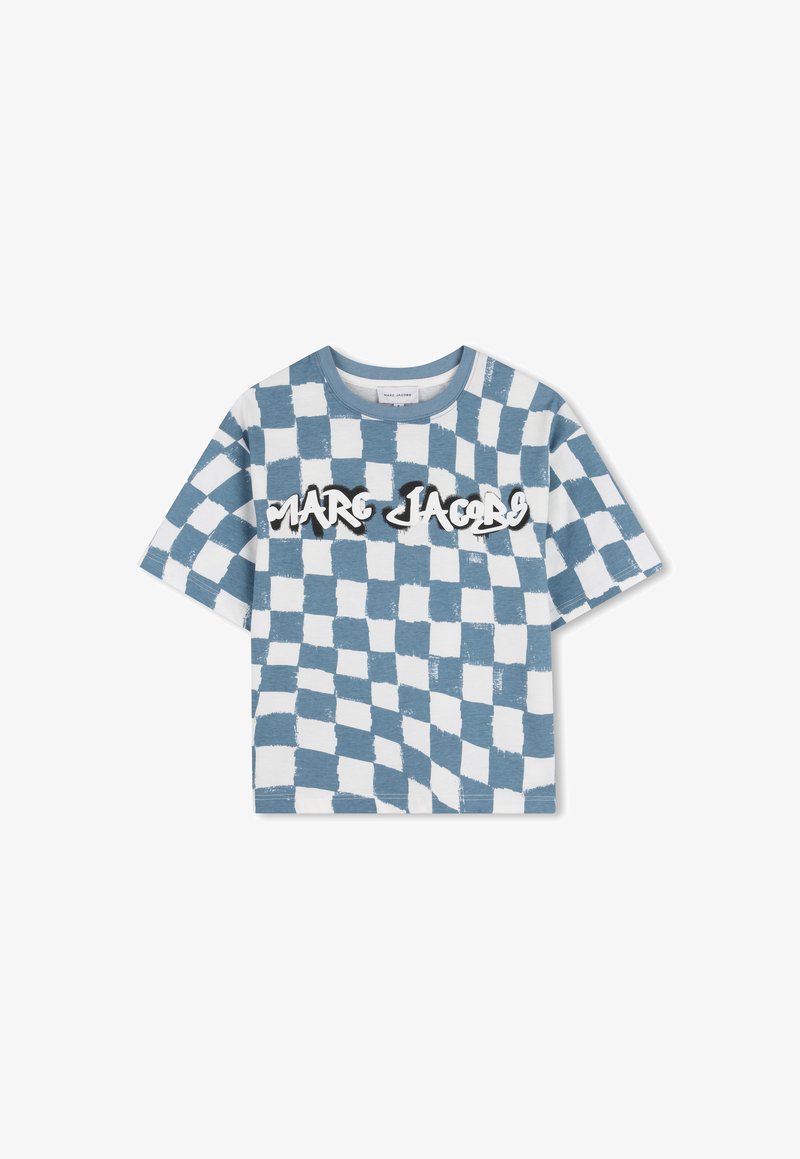T-shirt à manches courtes à carreaux bleu et blanc avec le texte "MARC JACOBS" en lettres stylisées noir et blanc sur la poitrine.