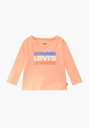 Langærmet toddlerskjorte i ferskenfarve med blå og orange blokke og hvidt "Levi's"-logo centreret foran.