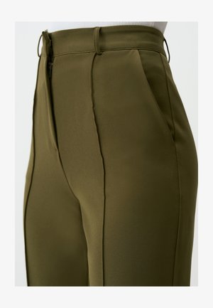 Olivgrüne, maßgeschneiderte Hose mit glatter Oberfläche, vertikalen Nähten, Taschen an der Seite und einem Reißverschluss am Bund.