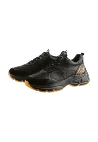 Schwarze Sportschuhe mit einem texturierten Lederobermaterial, Belüftungslöchern für Atmungsaktivität, einer Gummirauledersohle und einem Leopardenmuster-Akzent an der Seite.