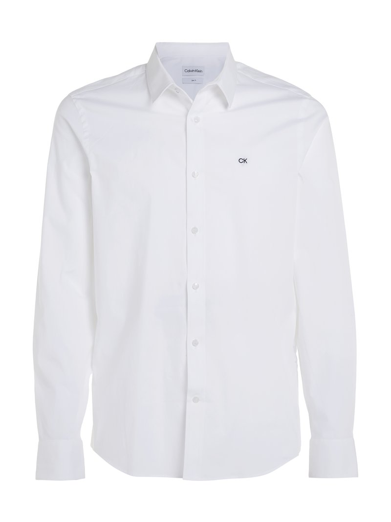 Weißes Button-Down-Hemd aus Baumwolle mit glatter Textur, mit kleinem schwarzem "CK"-Logo auf der linken Brust und langen Ärmeln.
