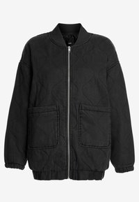 Czarna pikowana kurtka bomberka z zamkiem z przodu, prążkowanym kołnierzem, dwiema przednimi kieszeniami oraz elastycznymi mankietami i dołem. Gładka tekstura, minimalistyczny design.