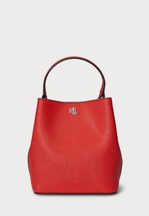 Roter Kunstleder-Handtasche mit einer strukturierten, konischen Form. Verfügt über einen einzigen geschwungenen Griff und ein geprägtes Logo auf der Vorderseite. Glatte Oberfläche.