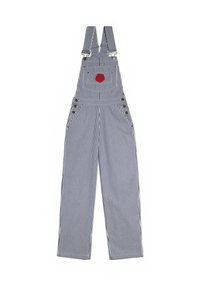 Bretelle a righe blu e bianche con una tasca a toppa rossa, realizzate in tessuto resistente, con spalline regolabili e dettagli in metallo.