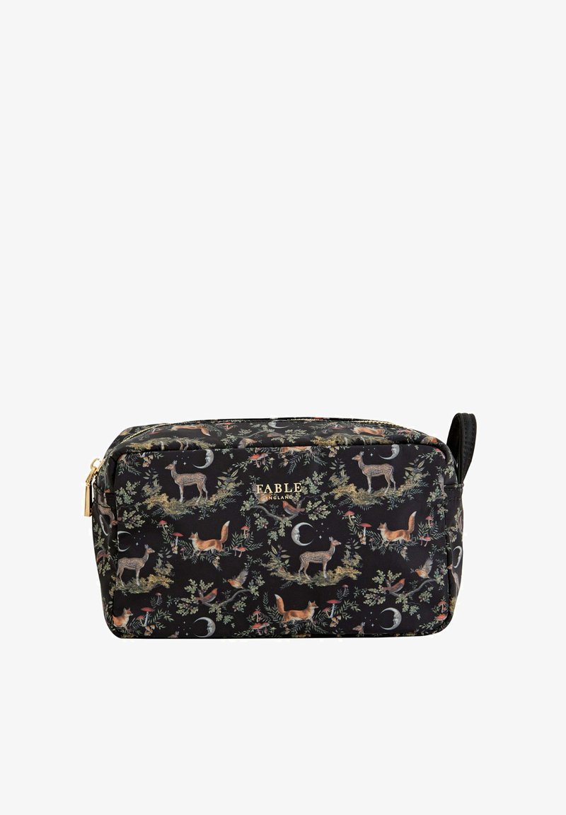 Čierna kozmetická taštička so vzorom jeleňov a líšok medzi zeleňou, doplnená zlatým logom a detailom zipsu. Obdĺžnikový tvar.