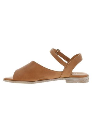 Sandale à talon ouvert en cuir marron avec un design incurvé, présentant une fine lanière de cheville et une semelle plate avec une apparence de bois clair.