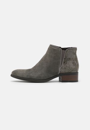 Bottine en daim gris avec un petit talon empilé, fermeture éclair latérale et motif texturé peau de serpent sur le panneau arrière.