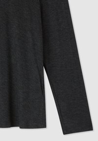 Długi rękaw w ciemnoszarym materiale, charakteryzujący się gładką teksturą, luźnym krojem oraz bocznymi rozcięciami dla swobody ruchów.