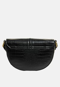 Borsa nera in finta pelle di coccodrillo con forma arrotondata, parte superiore piatta e accessori in tono oro. Presenta una texture a motivi e dettagli cuciti.
