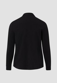 Zwarte longsleeve polo met een klassieke kraag, zachte textuur en zonder zichtbare patronen of accenten, met een rechte snit aan de onderkant.