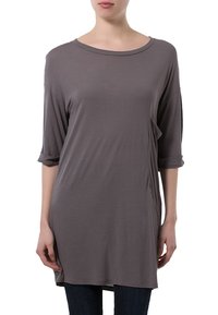 Långärmad, avslappnad grå tunika gjord av mjukt tyg, med rund halsringning, uppvikt ärm och en sidoficka.