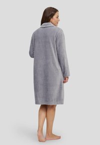 Bata gris de manga larga en una suave tela texturizada con un patrón de espiga y un cuello chal, que llega a media pantorrilla.