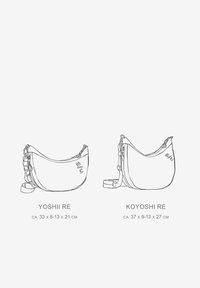 Yoshii RE: borsa curva in tessuto morbido, 33 x 8-13 x 21 cm, dotata di tracolla regolabile. Koyoshi RE: design simile, ma più grande, 37 x 9-13 x 27 cm.