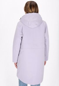 Lichtpaarse waterdichte jas met capuchon, een middellange ontwerp en een getailleerde taille. Gladde textuur en subtiele stikdetails.