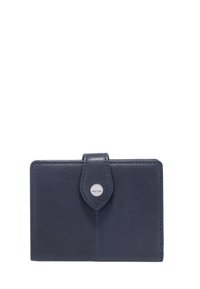 Námořnicky modrá kožená peněženka s hladkou texturou, vybavená zapínáním na patentku a vyraženým stříbrným logem. Obdélníkový tvar s detaily prošívání.