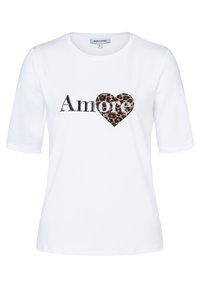 Weißes T-Shirt mit kurzen Ärmeln, das das Wort "Amore" in Schwarz und ein Leopardenmuster-Herzdetail zeigt. Einfaches Design, aus Baumwolle.
