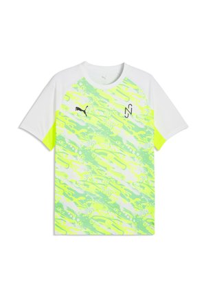 Witte sportshirt met korte mouwen met neon gele en groene abstracte print aan de voorkant, voorzien van het Puma-logo en een gestileerd "JN"-embleem.