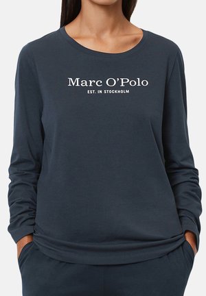 Navy long-sleeve t-shirt made of soft cotton, featuring a round neckline and a white logo print reading "Marc O'Polo EST. IN STOCKHOLM."