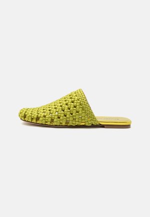 Zielone, tkane buty typu slip-on z płaską podeszwą i zamkniętym, spiczastym noskiem, zaprojektowane do noszenia na co dzień.