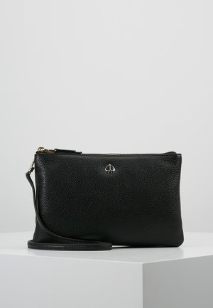 Schwarze strukturierte Leder-Handgelenk-Clutch mit einem silbernen Pik-As-Logo und Reißverschluss auf einer weißen Oberfläche vor einem hellgrauen Hintergrund.
