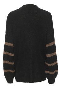 Maglione nero con una consistenza soffice, maniche lunghe e strisce orizzontali marroni sulle braccia. Collo rotondo e vestibilità rilassata.