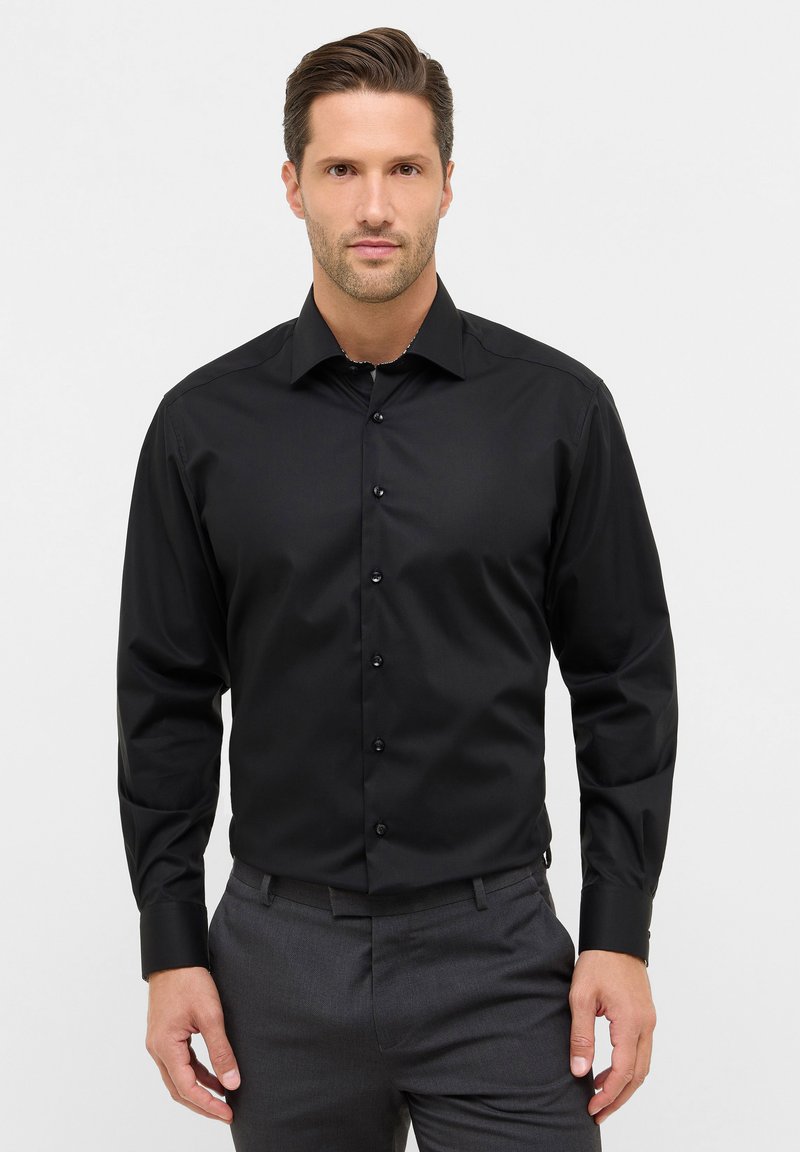 Zwarte lange mouwen knoopsluiting shirt met een gladde textuur. Heeft een klassieke kraag en subtiele knoopaccenten langs de voorkant.