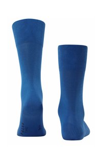Calcetines azules hechos de un tejido suave y elástico. Cuentan con un puño acanalado y puntera y talón reforzados. Sin patrones; color uniforme en toda su extensión.